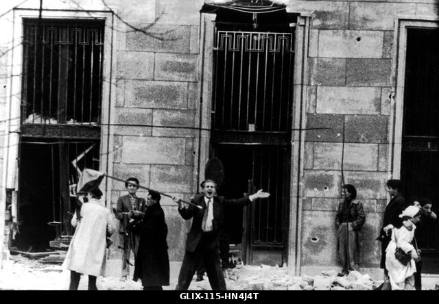 1956 novembere, Budapest, a lázadók megtámadták a tank mögötti épületet. A támadás sikeres volt, és egy zászlóvivő bejelentette, hogy az épületet e...