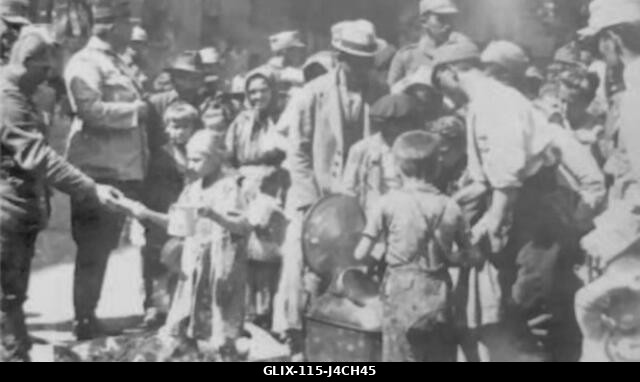 Ez a kép román katonákat ábrázol, akik segítséget nyújtanak a civileknek Budapesten, illusztrálva a humanitárius erőfeszítéseket egy konfliktus ide...