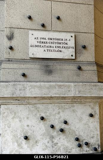 Budapest. Acélgolyók a Néprajzi Múzeum homlokzatán a magyar kommunista rezsim által megölt emberek emlékére.
