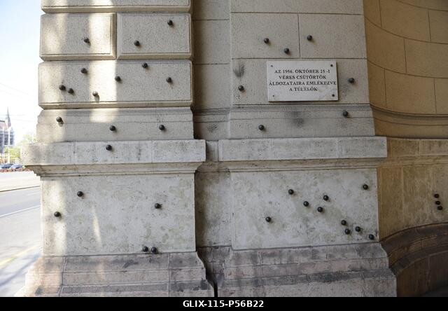 Budapest. Acélgolyók a Néprajzi Múzeum homlokzatán a magyar kommunista rezsim által megölt emberek emlékére.