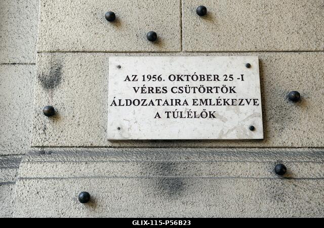 Magyarország. Budapest. Acélgolyók a Néprajzi Múzeum homlokzatán az 1956. október 25-én, a magyar forradalom bukása után a magyar kommunista rezsim...