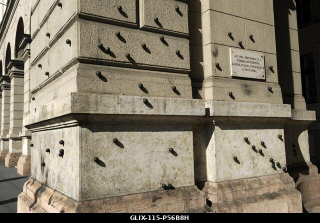 Magyarország. Budapest. Acélgolyók a Néprajzi Múzeum homlokzatán az 1956. október 25-én, a magyar forradalom bukása után a magyar kommunista rezsim...