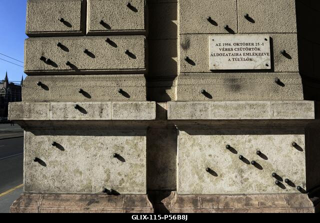 Magyarország. Budapest. Acélgolyók a Néprajzi Múzeum homlokzatán az 1956. október 25-én, a magyar forradalom bukása után a magyar kommunista rezsim...