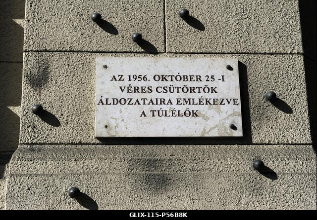 Magyarország. Budapest. Acélgolyók a Néprajzi Múzeum homlokzatán az 1956. október 25-én, a magyar forradalom bukása után a magyar kommunista rezsim...