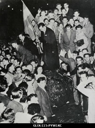 Magyar hazafiak tűzik ki a nemzeti zászlót a Sztálin-emlékmű fennmaradó részére, Budapest, Magyarország, 1956