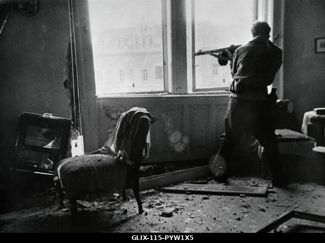 Magyar hazafi otthonról lövöldöz az utcán, Budapest, Magyarország, 1956