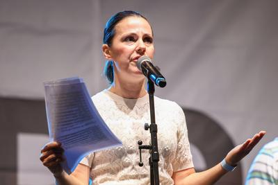 A Loupe T?rsulat t?ntet?se a H?s?k ter?n. A k?pen Lovas Rozi.2025.09.21.Fot?:V?r?s Szil?rd-stock-foto