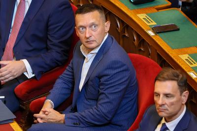 Orsz?ggy?l?s. A k?pen Rog?n Antal.2025.09.22.Fpt?:V?r?s Szil?rd-stock-foto
