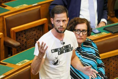 Orsz?ggy?l?s. A k?pen Tordai Bence.2025.09.22.Fpt?:V?r?s Szil?rd-stock-foto