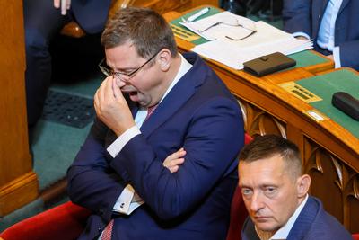 Orsz?ggy?l?s. A k?pen Guly?s Gergely ?s Rog?n Antal.2025.09.22.Fpt?:V?r?s Szil?rd-stock-foto