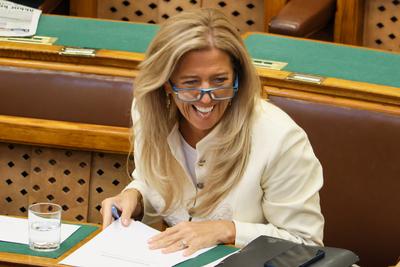 Orsz?ggy?l?s. A k?pen Selmeczi Gabriella.2025.09.22.Fpt?:V?r?s Szil?rd-stock-foto