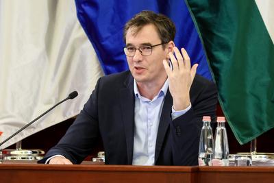 F?v?rosi K?zgy?l?s. A k?pen Kar?csony Gergely.2025.09.24.Fot?:V?r?s Szil?rd-stock-foto