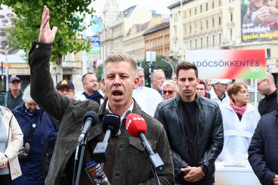 A Tisza P?rt sajt?t?j?koztat?ja a Nemzet Hangja szavaz?sr?l a Blaha Lujza t?ren. A k?pen Magyar P?ter ?s Radnai M?rk.2025.10.01.Fot?:V?r?s Szil?rd-stock-foto