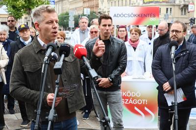 A Tisza P?rt sajt?t?j?koztat?ja a Nemzet Hangja szavaz?sr?l a Blaha Lujza t?ren. A k?pen Magyar P?ter, Radnai M?rk ?s K?rm?n Andr?s.2025.10.01.Fot?:V?r?s Szil?rd-stock-foto