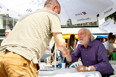 K?nyvh?t a V?r?smarty t?ren. A k?pen Krasznahorkai L?szl?.2022.06.11.Fot?:V?r?s Szil?rd-stock-foto