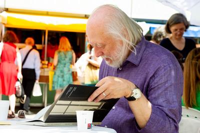 K?nyvh?t a V?r?smarty t?ren. A k?pen Krasznahorkai L?szl?.2022.06.11.Fot?:V?r?s Szil?rd-stock-foto