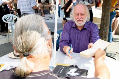 K?nyvh?t a V?r?smarty t?ren. A k?pen Krasznahorkai L?szl?.2022.06.11.Fot?:V?r?s Szil?rd-stock-foto