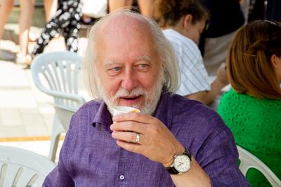 K?nyvh?t a V?r?smarty t?ren. A k?pen Krasznahorkai L?szl?.2022.06.11.Fot?:V?r?s Szil?rd-stock-foto