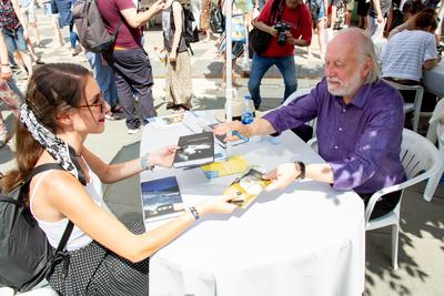 K?nyvh?t a V?r?smarty t?ren. A k?pen Krasznahorkai L?szl?.2022.06.11.Fot?:V?r?s Szil?rd-stock-foto