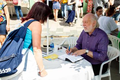 K?nyvh?t a V?r?smarty t?ren. A k?pen Krasznahorkai L?szl?.2022.06.11.Fot?:V?r?s Szil?rd-stock-foto