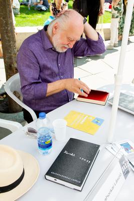 K?nyvh?t a V?r?smarty t?ren. A k?pen Krasznahorkai L?szl?.2022.06.11.Fot?:V?r?s Szil?rd-stock-foto