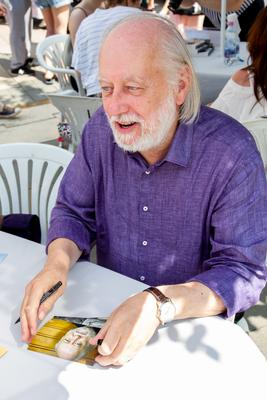 K?nyvh?t a V?r?smarty t?ren. A k?pen Krasznahorkai L?szl?.2022.06.11.Fot?:V?r?s Szil?rd-stock-foto