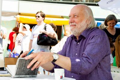 K?nyvh?t a V?r?smarty t?ren. A k?pen Krasznahorkai L?szl?.2022.06.11.Fot?:V?r?s Szil?rd-stock-foto