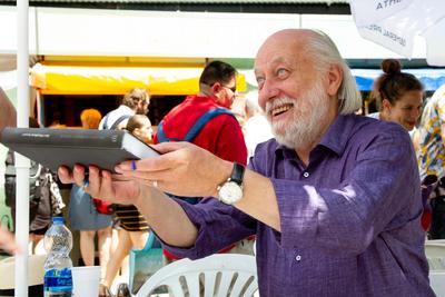 K?nyvh?t a V?r?smarty t?ren. A k?pen Krasznahorkai L?szl?.2022.06.11.Fot?:V?r?s Szil?rd-stock-foto