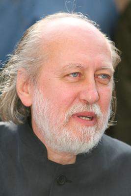 K?nyvh?t a V?r?smarty t?ren.A k?pen Krasznahorkai L?szl?.2009.06.05.Fot?:V?r?s Szil?rd-stock-foto