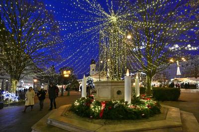 Debrecenben tal?lhat? Magyarorsz?g egyik legszebb ?s legnagyobb kar?csonyi v?s?ra. A belv?ros d?szkivil?g?t?ssal, min?s?gi gasztrokulin?ris palett?val, sz?les ?s egyed?l?ll? term?kk?n?lattal k?sz?lt ebben az ?vben is a m?r hagyom?nyos adventi forgatagra.A v?s?rban  forralt bor ?s s?lt gesztenye illat lengedezi k?rbe a sz?pen feld?sz?tett ?s kivil?g?tott hatalmas feny?f?t, a j?gkorcsolya p?ly?t, a gyerekvas?tat, ?s szinte az eg?sz belv?rost.-stock-foto