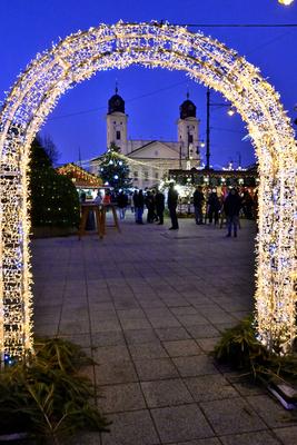 Debrecenben tal?lhat? Magyarorsz?g egyik legszebb ?s legnagyobb kar?csonyi v?s?ra. A belv?ros d?szkivil?g?t?ssal, min?s?gi gasztrokulin?ris palett?val, sz?les ?s egyed?l?ll? term?kk?n?lattal k?sz?lt ebben az ?vben is a m?r hagyom?nyos adventi forgatagra.A v?s?rban  forralt bor ?s s?lt gesztenye illat lengedezi k?rbe a sz?pen feld?sz?tett ?s kivil?g?tott hatalmas feny?f?t, a j?gkorcsolya p?ly?t, a gyerekvas?tat, ?s szinte az eg?sz belv?rost.-stock-foto