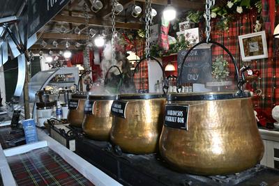 Debrecenben tal?lhat? Magyarorsz?g egyik legszebb ?s legnagyobb kar?csonyi v?s?ra. A belv?ros d?szkivil?g?t?ssal, min?s?gi gasztrokulin?ris palett?val, sz?les ?s egyed?l?ll? term?kk?n?lattal k?sz?lt ebben az ?vben is a m?r hagyom?nyos adventi forgatagra.A v?s?rban  forralt bor ?s s?lt gesztenye illat lengedezi k?rbe a sz?pen feld?sz?tett ?s kivil?g?tott hatalmas feny?f?t, a j?gkorcsolya p?ly?t, a gyerekvas?tat, ?s szinte az eg?sz belv?rost.-stock-foto