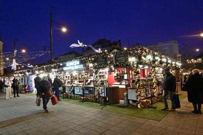 Debrecenben tal?lhat? Magyarorsz?g egyik legszebb ?s legnagyobb kar?csonyi v?s?ra. A belv?ros d?szkivil?g?t?ssal, min?s?gi gasztrokulin?ris palett?val, sz?les ?s egyed?l?ll? term?kk?n?lattal k?sz?lt ebben az ?vben is a m?r hagyom?nyos adventi forgatagra.A v?s?rban  forralt bor ?s s?lt gesztenye illat lengedezi k?rbe a sz?pen feld?sz?tett ?s kivil?g?tott hatalmas feny?f?t, a j?gkorcsolya p?ly?t, a gyerekvas?tat, ?s szinte az eg?sz belv?rost.-stock-foto