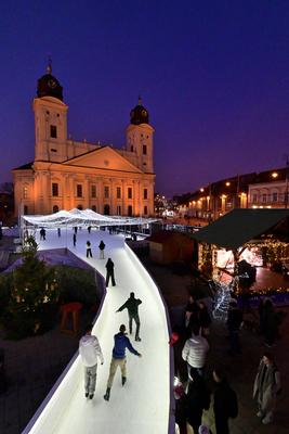 Debrecenben tal?lhat? Magyarorsz?g egyik legszebb ?s legnagyobb kar?csonyi v?s?ra. A belv?ros d?szkivil?g?t?ssal, min?s?gi gasztrokulin?ris palett?val, sz?les ?s egyed?l?ll? term?kk?n?lattal k?sz?lt ebben az ?vben is a m?r hagyom?nyos adventi forgatagra.A v?s?rban  forralt bor ?s s?lt gesztenye illat lengedezi k?rbe a sz?pen feld?sz?tett ?s kivil?g?tott hatalmas feny?f?t, a j?gkorcsolya p?ly?t, a gyerekvas?tat, ?s szinte az eg?sz belv?rost.-stock-foto