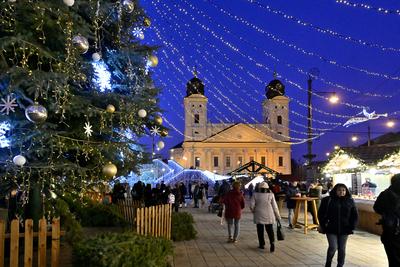 Debrecenben tal?lhat? Magyarorsz?g egyik legszebb ?s legnagyobb kar?csonyi v?s?ra. A belv?ros d?szkivil?g?t?ssal, min?s?gi gasztrokulin?ris palett?val, sz?les ?s egyed?l?ll? term?kk?n?lattal k?sz?lt ebben az ?vben is a m?r hagyom?nyos adventi forgatagra.A v?s?rban  forralt bor ?s s?lt gesztenye illat lengedezi k?rbe a sz?pen feld?sz?tett ?s kivil?g?tott hatalmas feny?f?t, a j?gkorcsolya p?ly?t, a gyerekvas?tat, ?s szinte az eg?sz belv?rost.-stock-foto