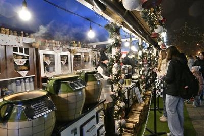 Debrecenben tal?lhat? Magyarorsz?g egyik legszebb ?s legnagyobb kar?csonyi v?s?ra. A belv?ros d?szkivil?g?t?ssal, min?s?gi gasztrokulin?ris palett?val, sz?les ?s egyed?l?ll? term?kk?n?lattal k?sz?lt ebben az ?vben is a m?r hagyom?nyos adventi forgatagra.A v?s?rban  forralt bor ?s s?lt gesztenye illat lengedezi k?rbe a sz?pen feld?sz?tett ?s kivil?g?tott hatalmas feny?f?t, a j?gkorcsolya p?ly?t, a gyerekvas?tat, ?s szinte az eg?sz belv?rost.-stock-foto