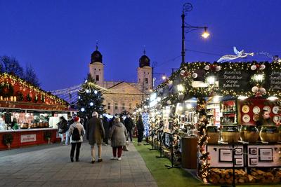 Debrecenben tal?lhat? Magyarorsz?g egyik legszebb ?s legnagyobb kar?csonyi v?s?ra. A belv?ros d?szkivil?g?t?ssal, min?s?gi gasztrokulin?ris palett?val, sz?les ?s egyed?l?ll? term?kk?n?lattal k?sz?lt ebben az ?vben is a m?r hagyom?nyos adventi forgatagra.A v?s?rban  forralt bor ?s s?lt gesztenye illat lengedezi k?rbe a sz?pen feld?sz?tett ?s kivil?g?tott hatalmas feny?f?t, a j?gkorcsolya p?ly?t, a gyerekvas?tat, ?s szinte az eg?sz belv?rost.-stock-foto