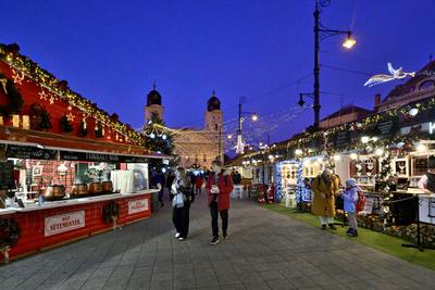 Debrecenben tal?lhat? Magyarorsz?g egyik legszebb ?s legnagyobb kar?csonyi v?s?ra. A belv?ros d?szkivil?g?t?ssal, min?s?gi gasztrokulin?ris palett?val, sz?les ?s egyed?l?ll? term?kk?n?lattal k?sz?lt ebben az ?vben is a m?r hagyom?nyos adventi forgatagra.A v?s?rban  forralt bor ?s s?lt gesztenye illat lengedezi k?rbe a sz?pen feld?sz?tett ?s kivil?g?tott hatalmas feny?f?t, a j?gkorcsolya p?ly?t, a gyerekvas?tat, ?s szinte az eg?sz belv?rost.-stock-foto