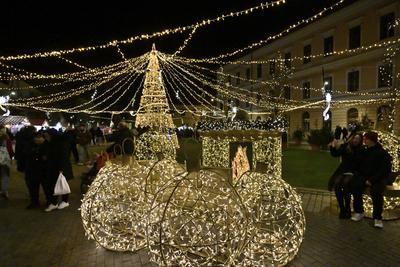 Debrecenben tal?lhat? Magyarorsz?g egyik legszebb ?s legnagyobb kar?csonyi v?s?ra. A belv?ros d?szkivil?g?t?ssal, min?s?gi gasztrokulin?ris palett?val, sz?les ?s egyed?l?ll? term?kk?n?lattal k?sz?lt ebben az ?vben is a m?r hagyom?nyos adventi forgatagra.A v?s?rban  forralt bor ?s s?lt gesztenye illat lengedezi k?rbe a sz?pen feld?sz?tett ?s kivil?g?tott hatalmas feny?f?t, a j?gkorcsolya p?ly?t, a gyerekvas?tat, ?s szinte az eg?sz belv?rost.-stock-foto