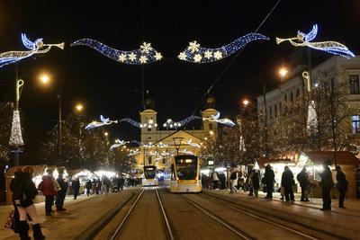 Debrecenben tal?lhat? Magyarorsz?g egyik legszebb ?s legnagyobb kar?csonyi v?s?ra. A belv?ros d?szkivil?g?t?ssal, min?s?gi gasztrokulin?ris palett?val, sz?les ?s egyed?l?ll? term?kk?n?lattal k?sz?lt ebben az ?vben is a m?r hagyom?nyos adventi forgatagra.A v?s?rban  forralt bor ?s s?lt gesztenye illat lengedezi k?rbe a sz?pen feld?sz?tett ?s kivil?g?tott hatalmas feny?f?t, a j?gkorcsolya p?ly?t, a gyerekvas?tat, ?s szinte az eg?sz belv?rost.-stock-foto