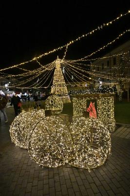 Debrecenben tal?lhat? Magyarorsz?g egyik legszebb ?s legnagyobb kar?csonyi v?s?ra. A belv?ros d?szkivil?g?t?ssal, min?s?gi gasztrokulin?ris palett?val, sz?les ?s egyed?l?ll? term?kk?n?lattal k?sz?lt ebben az ?vben is a m?r hagyom?nyos adventi forgatagra.A v?s?rban  forralt bor ?s s?lt gesztenye illat lengedezi k?rbe a sz?pen feld?sz?tett ?s kivil?g?tott hatalmas feny?f?t, a j?gkorcsolya p?ly?t, a gyerekvas?tat, ?s szinte az eg?sz belv?rost.-stock-foto