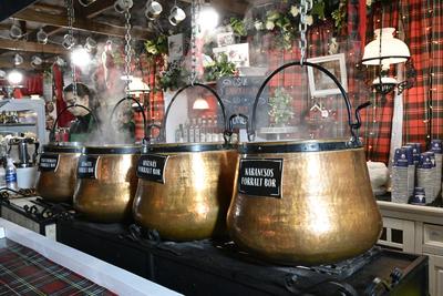 Debrecenben tal?lhat? Magyarorsz?g egyik legszebb ?s legnagyobb kar?csonyi v?s?ra. A belv?ros d?szkivil?g?t?ssal, min?s?gi gasztrokulin?ris palett?val, sz?les ?s egyed?l?ll? term?kk?n?lattal k?sz?lt ebben az ?vben is a m?r hagyom?nyos adventi forgatagra.A v?s?rban  forralt bor ?s s?lt gesztenye illat lengedezi k?rbe a sz?pen feld?sz?tett ?s kivil?g?tott hatalmas feny?f?t, a j?gkorcsolya p?ly?t, a gyerekvas?tat, ?s szinte az eg?sz belv?rost.-stock-foto