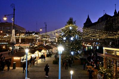 Debrecenben tal?lhat? Magyarorsz?g egyik legszebb ?s legnagyobb kar?csonyi v?s?ra. A belv?ros d?szkivil?g?t?ssal, min?s?gi gasztrokulin?ris palett?val, sz?les ?s egyed?l?ll? term?kk?n?lattal k?sz?lt ebben az ?vben is a m?r hagyom?nyos adventi forgatagra.A v?s?rban  forralt bor ?s s?lt gesztenye illat lengedezi k?rbe a sz?pen feld?sz?tett ?s kivil?g?tott hatalmas feny?f?t, a j?gkorcsolya p?ly?t, a gyerekvas?tat, ?s szinte az eg?sz belv?rost.-stock-foto