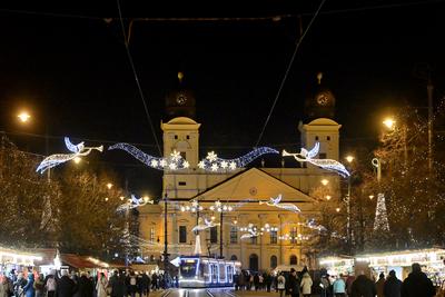 Debrecenben tal?lhat? Magyarorsz?g egyik legszebb ?s legnagyobb kar?csonyi v?s?ra. A belv?ros d?szkivil?g?t?ssal, min?s?gi gasztrokulin?ris palett?val, sz?les ?s egyed?l?ll? term?kk?n?lattal k?sz?lt ebben az ?vben is a m?r hagyom?nyos adventi forgatagra.A v?s?rban  forralt bor ?s s?lt gesztenye illat lengedezi k?rbe a sz?pen feld?sz?tett ?s kivil?g?tott hatalmas feny?f?t, a j?gkorcsolya p?ly?t, a gyerekvas?tat, ?s szinte az eg?sz belv?rost.-stock-foto