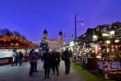 Debrecenben tal?lhat? Magyarorsz?g egyik legszebb ?s legnagyobb kar?csonyi v?s?ra. A belv?ros d?szkivil?g?t?ssal, min?s?gi gasztrokulin?ris palett?val, sz?les ?s egyed?l?ll? term?kk?n?lattal k?sz?lt ebben az ?vben is a m?r hagyom?nyos adventi forgatagra.A v?s?rban  forralt bor ?s s?lt gesztenye illat lengedezi k?rbe a sz?pen feld?sz?tett ?s kivil?g?tott hatalmas feny?f?t, a j?gkorcsolya p?ly?t, a gyerekvas?tat, ?s szinte az eg?sz belv?rost.-stock-foto