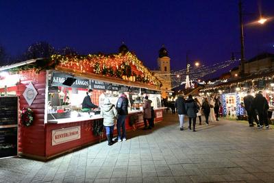 Debrecenben tal?lhat? Magyarorsz?g egyik legszebb ?s legnagyobb kar?csonyi v?s?ra. A belv?ros d?szkivil?g?t?ssal, min?s?gi gasztrokulin?ris palett?val, sz?les ?s egyed?l?ll? term?kk?n?lattal k?sz?lt ebben az ?vben is a m?r hagyom?nyos adventi forgatagra.A v?s?rban  forralt bor ?s s?lt gesztenye illat lengedezi k?rbe a sz?pen feld?sz?tett ?s kivil?g?tott hatalmas feny?f?t, a j?gkorcsolya p?ly?t, a gyerekvas?tat, ?s szinte az eg?sz belv?rost.-stock-foto