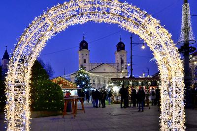 Debrecenben tal?lhat? Magyarorsz?g egyik legszebb ?s legnagyobb kar?csonyi v?s?ra. A belv?ros d?szkivil?g?t?ssal, min?s?gi gasztrokulin?ris palett?val, sz?les ?s egyed?l?ll? term?kk?n?lattal k?sz?lt ebben az ?vben is a m?r hagyom?nyos adventi forgatagra.A v?s?rban  forralt bor ?s s?lt gesztenye illat lengedezi k?rbe a sz?pen feld?sz?tett ?s kivil?g?tott hatalmas feny?f?t, a j?gkorcsolya p?ly?t, a gyerekvas?tat, ?s szinte az eg?sz belv?rost.-stock-foto