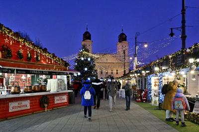 Debrecenben tal?lhat? Magyarorsz?g egyik legszebb ?s legnagyobb kar?csonyi v?s?ra. A belv?ros d?szkivil?g?t?ssal, min?s?gi gasztrokulin?ris palett?val, sz?les ?s egyed?l?ll? term?kk?n?lattal k?sz?lt ebben az ?vben is a m?r hagyom?nyos adventi forgatagra.A v?s?rban  forralt bor ?s s?lt gesztenye illat lengedezi k?rbe a sz?pen feld?sz?tett ?s kivil?g?tott hatalmas feny?f?t, a j?gkorcsolya p?ly?t, a gyerekvas?tat, ?s szinte az eg?sz belv?rost.-stock-foto