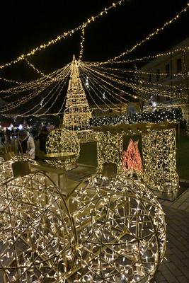 Debrecenben tal?lhat? Magyarorsz?g egyik legszebb ?s legnagyobb kar?csonyi v?s?ra. A belv?ros d?szkivil?g?t?ssal, min?s?gi gasztrokulin?ris palett?val, sz?les ?s egyed?l?ll? term?kk?n?lattal k?sz?lt ebben az ?vben is a m?r hagyom?nyos adventi forgatagra.A v?s?rban  forralt bor ?s s?lt gesztenye illat lengedezi k?rbe a sz?pen feld?sz?tett ?s kivil?g?tott hatalmas feny?f?t, a j?gkorcsolya p?ly?t, a gyerekvas?tat, ?s szinte az eg?sz belv?rost.-stock-foto