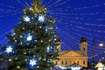 Debrecenben tal?lhat? Magyarorsz?g egyik legszebb ?s legnagyobb kar?csonyi v?s?ra. A belv?ros d?szkivil?g?t?ssal, min?s?gi gasztrokulin?ris palett?val, sz?les ?s egyed?l?ll? term?kk?n?lattal k?sz?lt ebben az ?vben is a m?r hagyom?nyos adventi forgatagra.A v?s?rban  forralt bor ?s s?lt gesztenye illat lengedezi k?rbe a sz?pen feld?sz?tett ?s kivil?g?tott hatalmas feny?f?t, a j?gkorcsolya p?ly?t, a gyerekvas?tat, ?s szinte az eg?sz belv?rost.-stock-foto